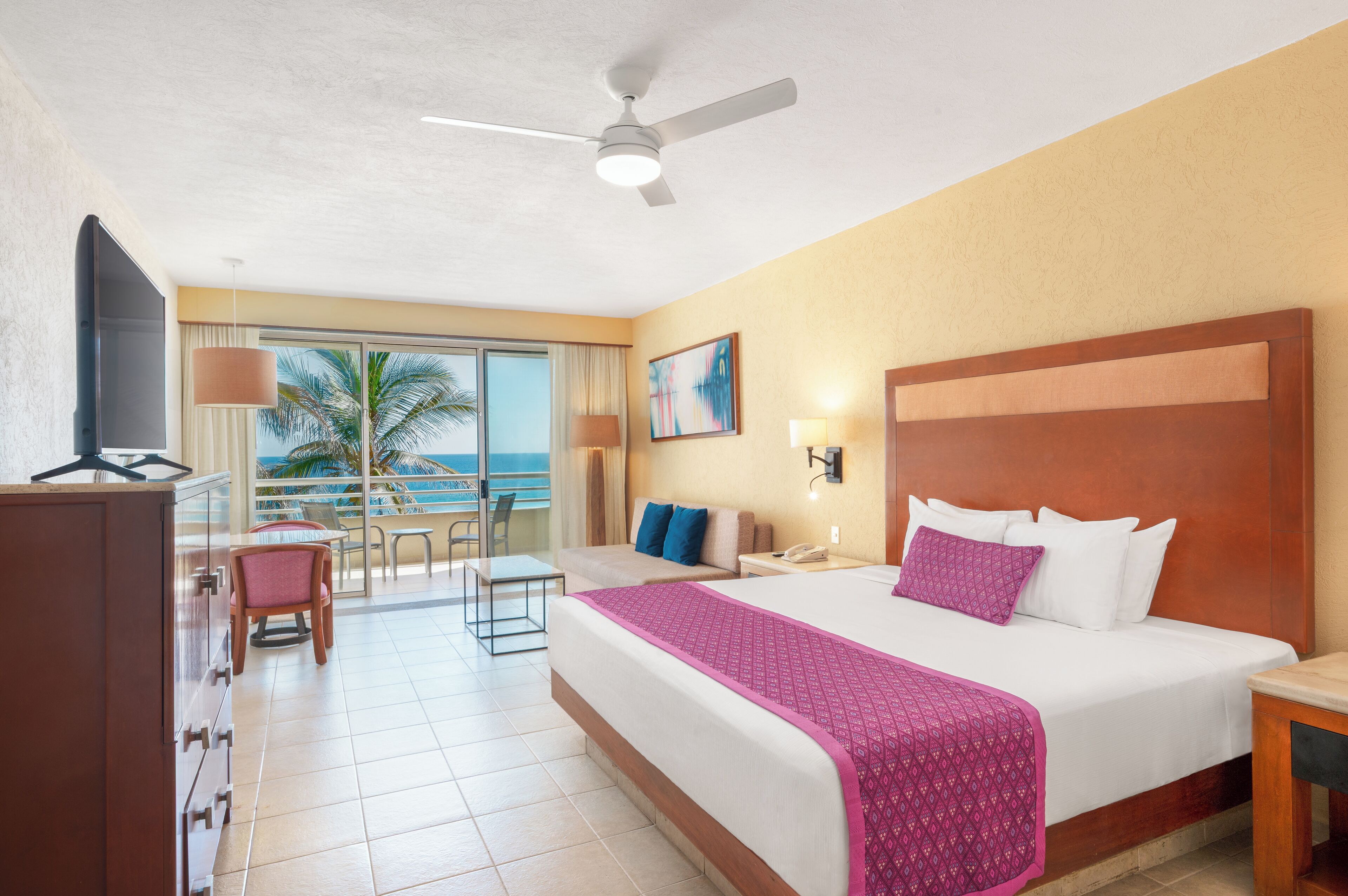 Superior-huone, parveke, rannan lähellä | Ilmaiset minibaarituotteet, tallelokero huoneessa, työpöytä