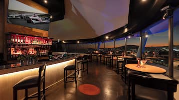 4 bares o lounges, bar en la alberca, bar junto a la alberca