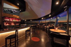 4 bars/lounges, swim-up bar, poolside bar - GR Solaris Lighthouse Los Cabos (San José del Cabo)