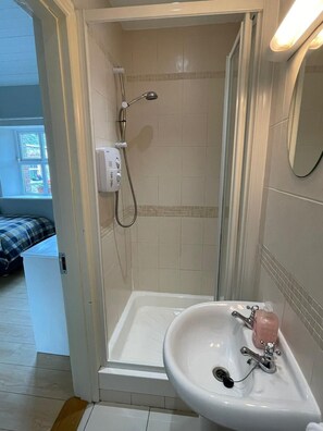 Cottage | Bathroom | Shower, hair dryer, towels