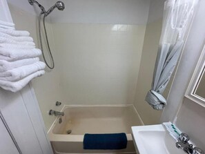 Ensemble douche/baignoire, sĂšche-cheveux, serviettes fournies, savon