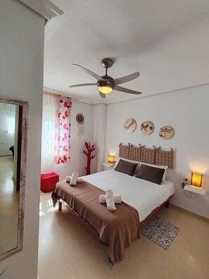 3 Schlafzimmer, Schreibtisch, Bügeleisen/Bügelbrett, Reisekinderbett