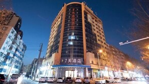 Un hotel amb façana de vidre moderna, diversos pisos i una entrada destacada.