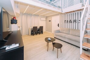 Comfort Apartment, Private Bathroom | Living area | Smart TV - Maison Work & Travel 2 - Palermo  (Buenos Aires)