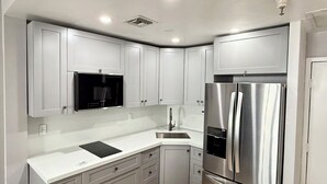 Cafetera/tetera, refrigerador, microondas, placa de cocina