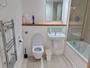 Bathroom | Combined shower/bathtub, hair dryer, towels, toilet paper - Stratford Luxury Apartments (London)