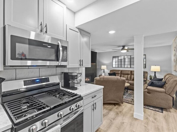 Fridge, microwave, oven, stovetop - 3BR 1.5BA Apt in So. Burlington (South Burlington)