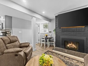 TV, fireplace - 3BR 1.5BA Apt in So. Burlington (South Burlington)