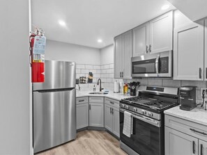 Fridge, microwave, oven, stovetop - 3BR 1.5BA Apt in So. Burlington (South Burlington)