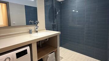 Douche, sĂšche-cheveux, serviettes fournies, savon