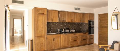 Réfrigérateur, four à micro-ondes, un four, surface de cuisson