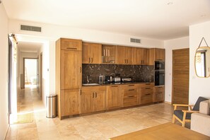 Fridge, microwave, oven, stovetop - Gîte au Coeur des Champs de Lavande (Valensole)