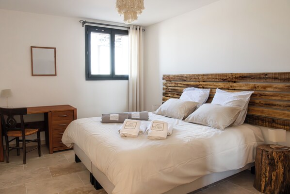 3 bedrooms, iron/ironing board, WiFi, bed sheets - Gîte au Coeur des Champs de Lavande (Valensole)