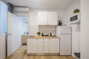 Kjøleskap, mikrobølgeovn, kaffetrakter/tekoker og vannkoker