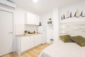 Kylskåp, mikrovågsugn, kaffe- och tebryggare och vattenkokare