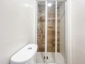 Een douche, een haardroger, handdoeken