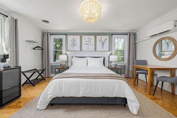 2 bedrooms, desk, WiFi, bed sheets