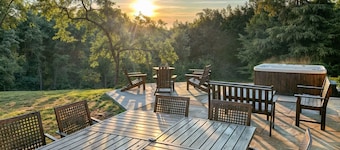 Private 2 Bedroom Suite at Boutique Inn with Hot Tub