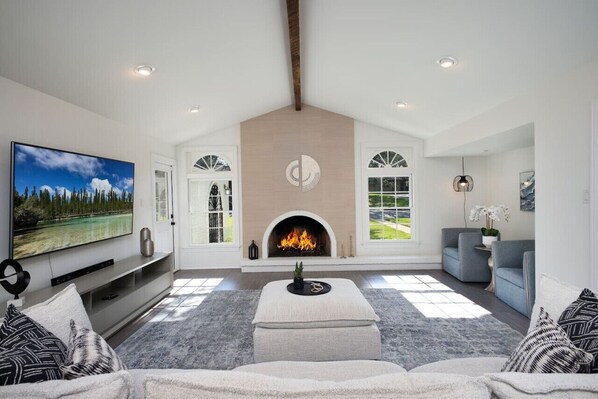 Smart TV, fireplace, stereo - Casa Blanca Estate: Lux 5BR/4BA (San Antonio)