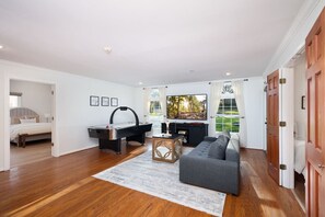 5 Schlafzimmer, Schreibtisch, Bügeleisen/Bügelbrett, Reisekinderbett