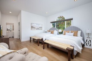 5 bedrooms, desk, iron/ironing board, travel cot - Casa Blanca Estate: Lux 5BR/4BA (San Antonio)