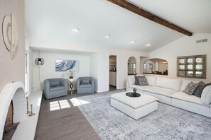 Smart TV, fireplace, stereo - Casa Blanca Estate: Lux 5BR/4BA (San Antonio)