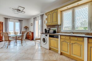 Fridge, microwave, oven, dishwasher - Villa Hestia Calvi - Maison climatisée avec piscine (Calvi)