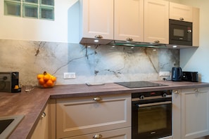 Fridge, microwave, oven, dishwasher - Studio Marin - Studio vue mer (Erquy)