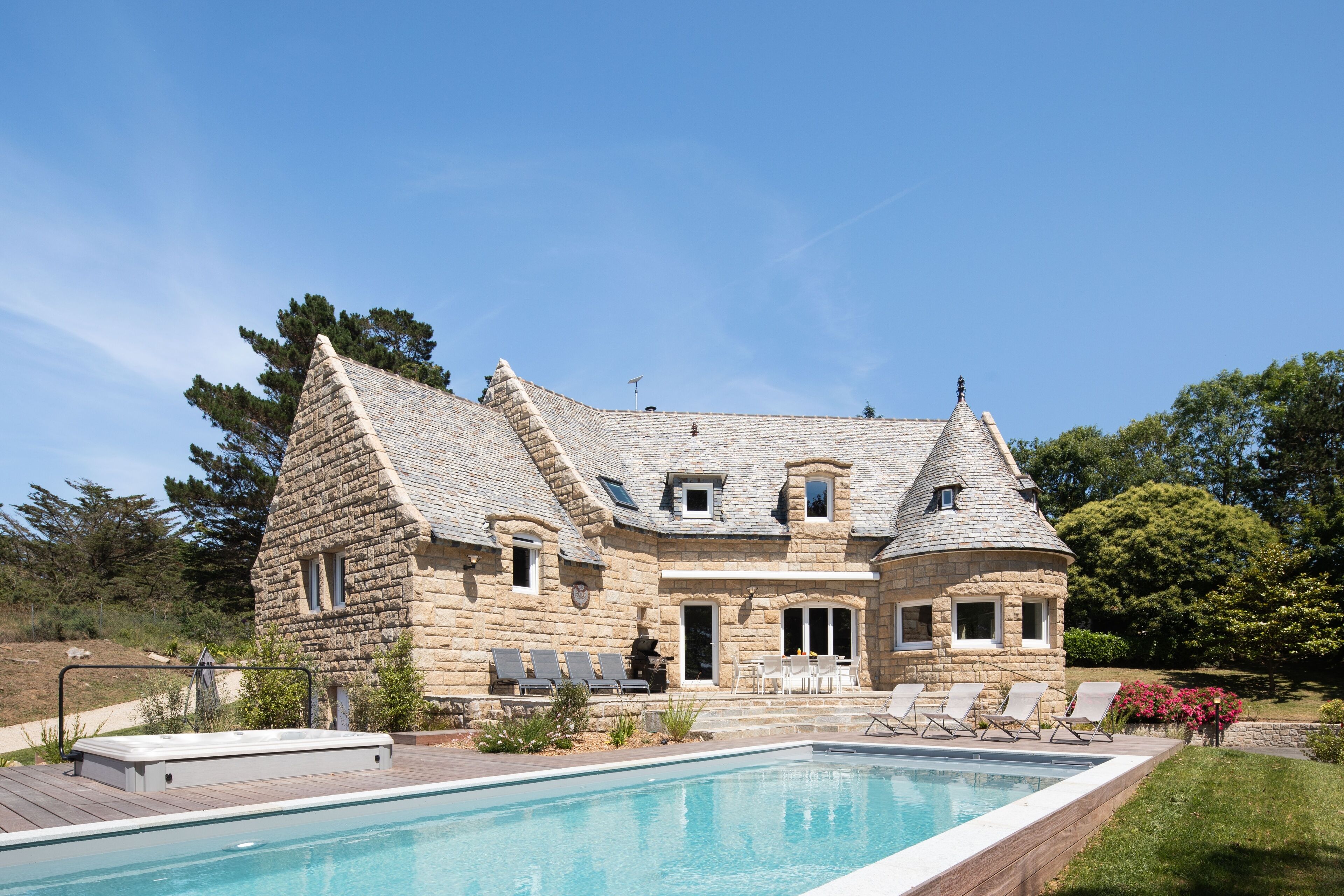 Lämmitetty uima-allas