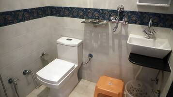 Chuveiro, toalhas de banho, sabonete, shampoo