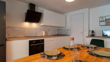 Een koelkast, een microgolfoven, een oven, een vaatwasser