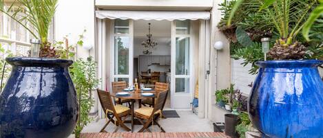 تناول الطعام بالخارج