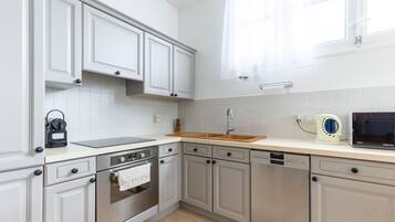 Kjøleskap, mikrobølgeovn, ovn og oppvaskmaskin