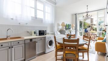 Kjøleskap, mikrobølgeovn, ovn og oppvaskmaskin