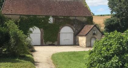 Family estate with large swimming pool, 1.5 hours from Paris