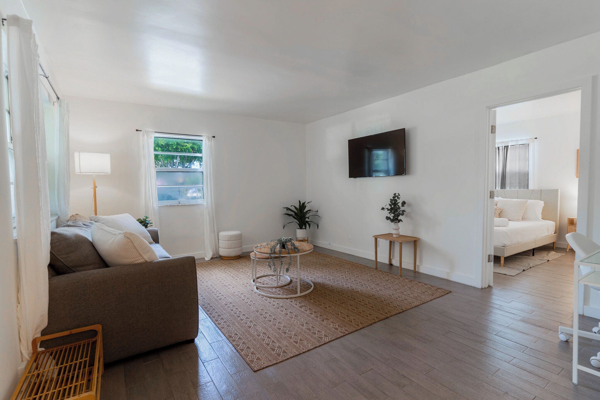 New Walkable Downtown Costal Apartment Free Wifi