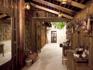 Secador de pelo, toallas