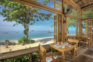 Outdoor dining - Santhiya Koh Yao Yai - Ocean View Pool Villa (Tambon Phru Nai)