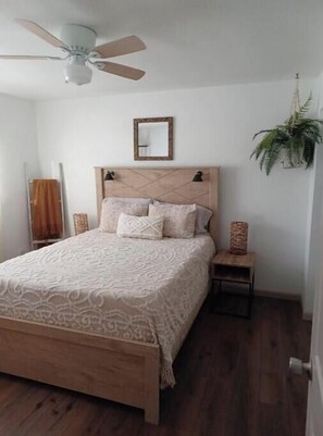 2 habitaciones, escritorio y tabla de planchar con plancha 
