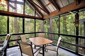 Outdoor dining - Secluded 4 bedroom cabin surrounded by a nature preserve, lakes, and trails!! (Cleveland)