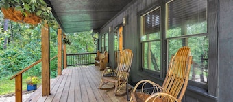 Secluded 3 bedroom cabin surrounded by a nature preserve, lakes, and trails!!