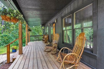 Secluded 3 bedroom cabin surrounded by a nature preserve, lakes, and trails!!