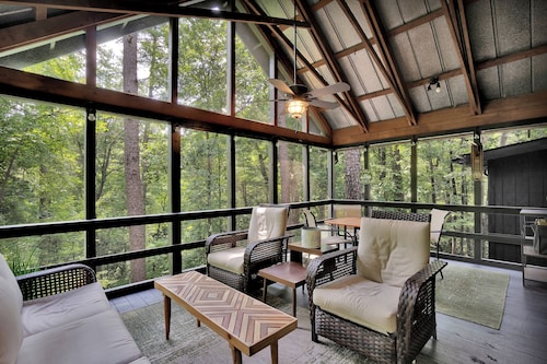 Secluded 3 bedroom cabin surrounded by a nature preserve, lakes, and trails!!