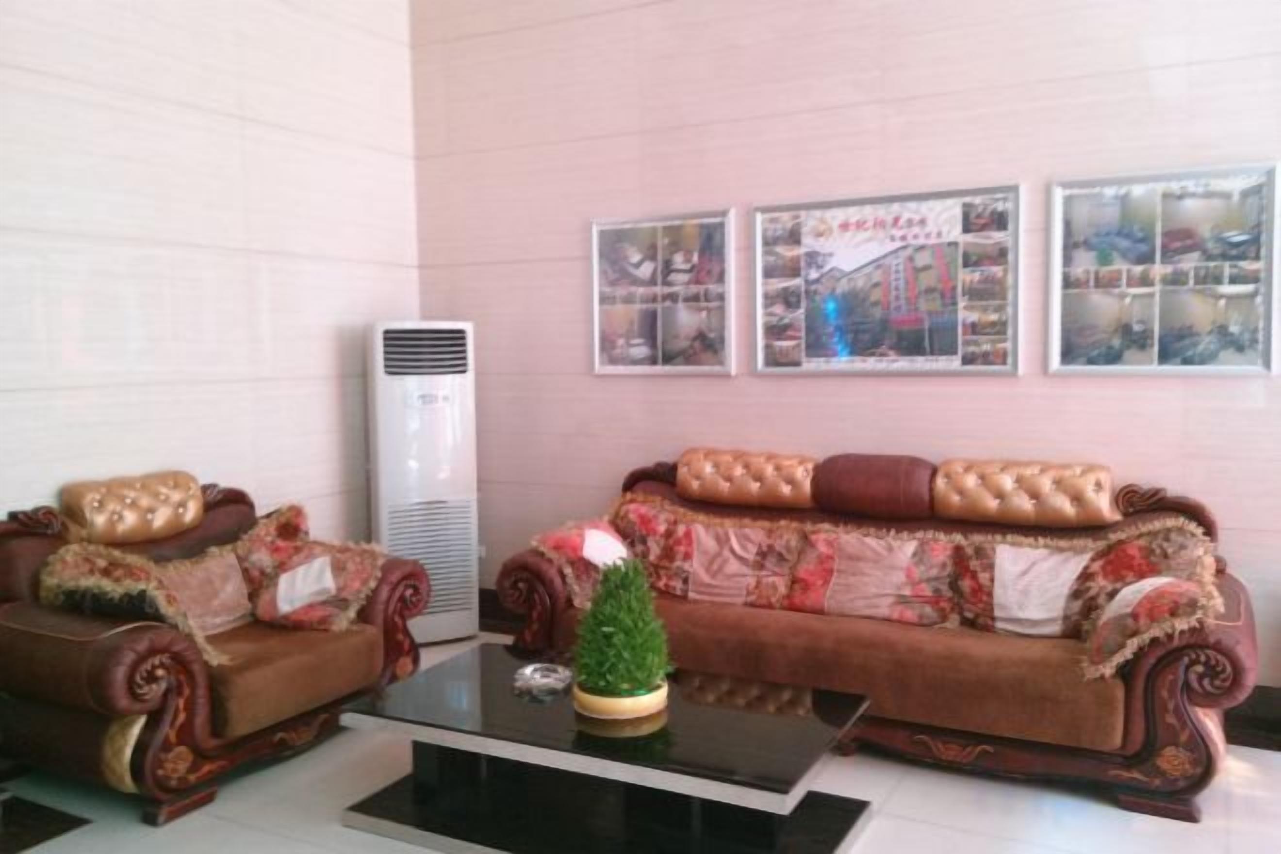Sala de estar com dois sofás, uma mesa de centro e ar condicionado fixado na parede.