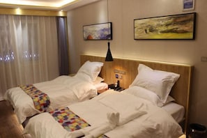 A hotel room with two beds, a nightstand, a lamp, and artwork on the walls. - Xinzheng Venice Fashion Hotel (Xinhua Road Zhonghua Road) (Xinzheng)