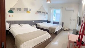 Une chambre d’hôtel avec deux lits, un bureau, une chaise et une télévision.