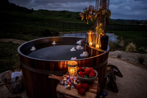 Outdoor spa tub