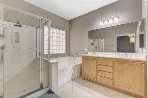 Hair dryer, towels, soap, shampoo - Casa Bohemian 4 Bedroom Home (Henderson)