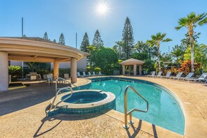 Utendørsbasseng og et oppvarmet basseng