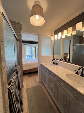 5 bedrooms, iron/ironing board, WiFi, bed sheets - Olympic Valley House with Palisades Tahoe Views (Olympic Valley)